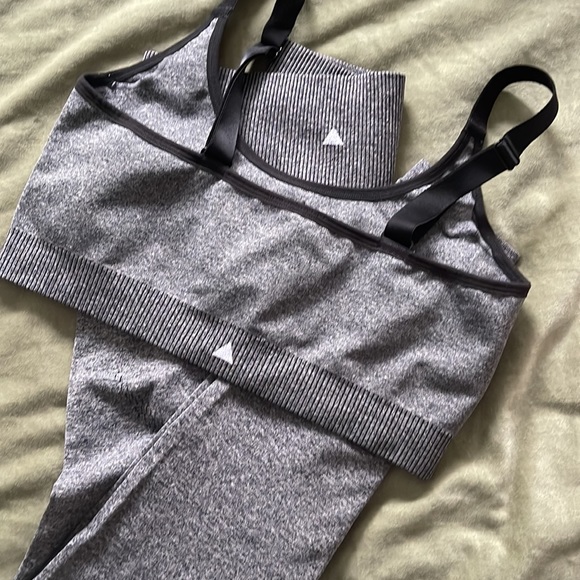 Vitality leggings and sports bra - Picture 3 of 3